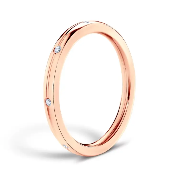 Pierścionek zaręczynowy wykonany z 14-karatowego różowego złota to minimalistyczna, acz efektowna propozycja