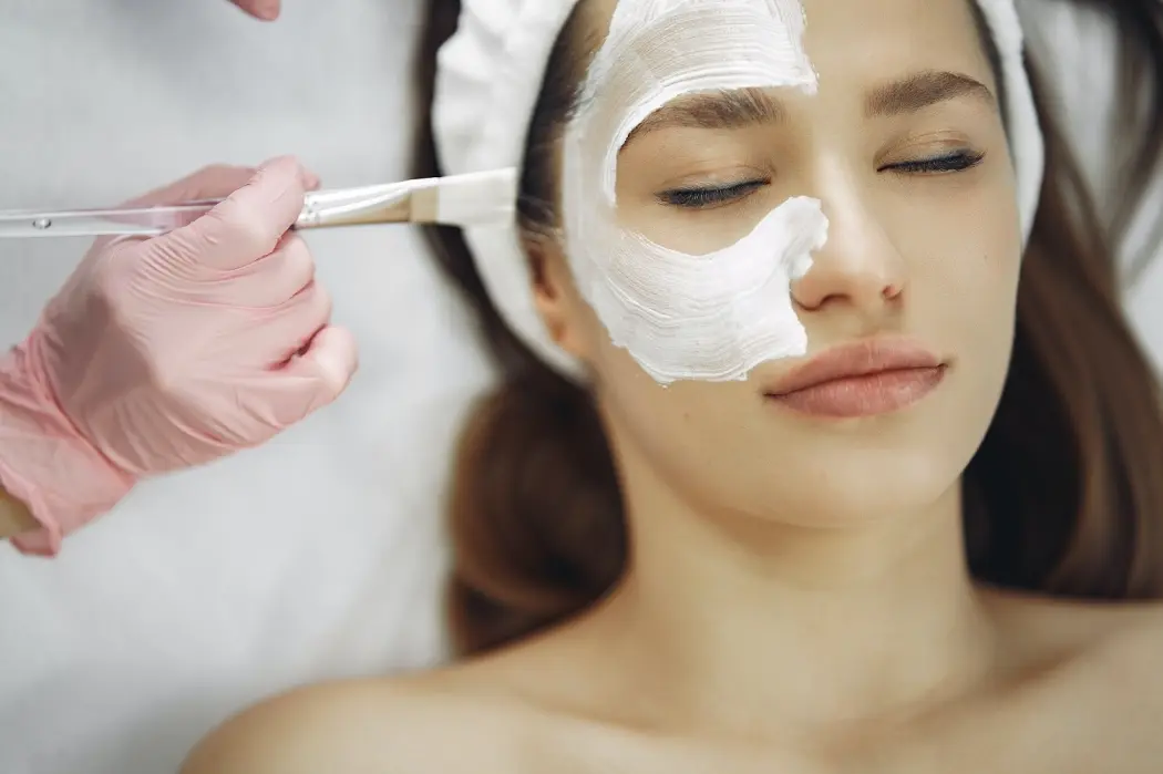 Jak profesjonalnie oczyścić skórę twarzy? Zabieg Hydrafacial