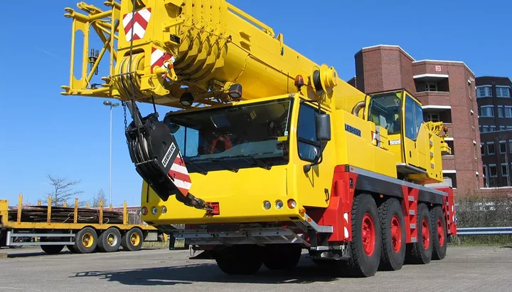 Obraz do artykułu: Czy dźwigi samojezdne to klucz do efektywnych prac budowlanych?