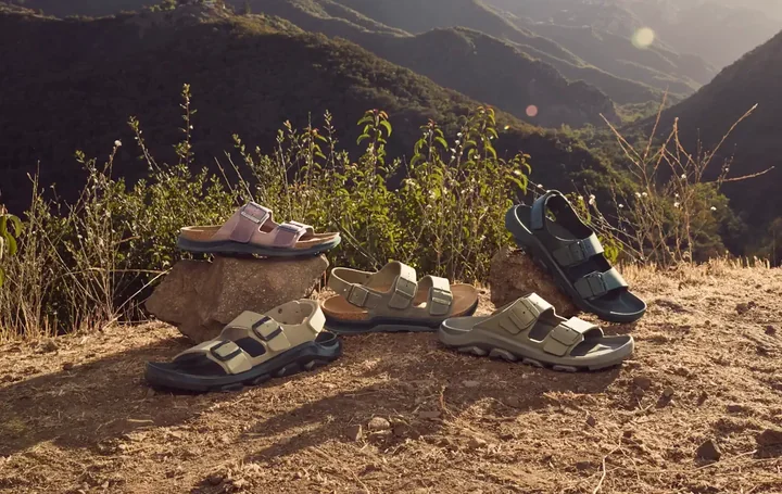 Kolekcja trekkingowych sandałów i klapek Birkenstock.