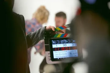 Filmy szkoleniowe Warszawa – jak stworzyć wideo, które realnie podnosi kompetencje pracowników?