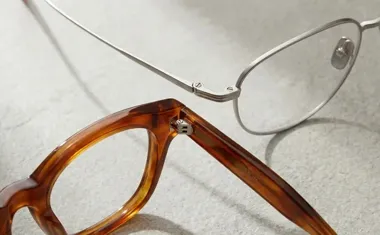 Acetat, tytan czy metal? Jak materiał oprawek wpływa na komfort, trwałość i styl Twoich okularów