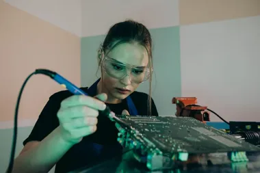 Rezystory mocy – jak dobrać element do pracy w wymagającym układzie?