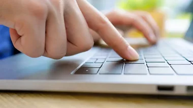 Hejt i cyberprzemoc pod lupą. Policjantka spotkała się z uczniami w Pruszkowie