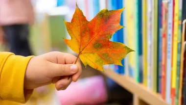 Leśne tropy zawitały do żłobka. Biblioteczna wizyta w Pruszkowie