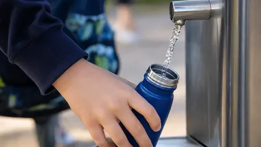 Trzy szkoły w Pruszkowie zyskają poidełka i stacje do bidonów