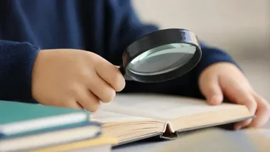 Pierwszoklasiści zajrzeli do środka książki w Bibliotece Głównej