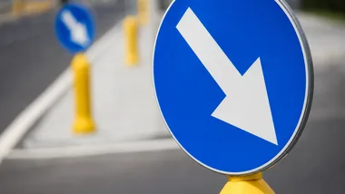 Przy cmentarzu w Pruszkowie kierowców czeka ruch jednokierunkowy
