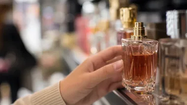 Perfumy pod kurtką i szybkie zatrzymanie. 37-latek z zarzutem