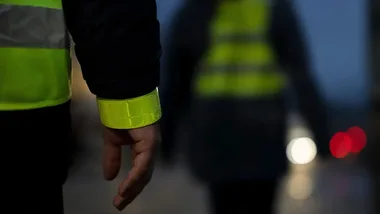 Policja z Pruszkowa ostrzega: pieszy bez odblasków może być widoczny w ostatniej chwili
