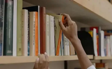 Wiosna, wróble i teatrzyk w Filii nr 7 - trzecioklasiści uczą się empatii przez opowieści