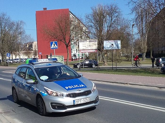 Policja Pruszków: Nie zostawiaj dzieci ani zwierząt w rozgrzanym samochodzie!