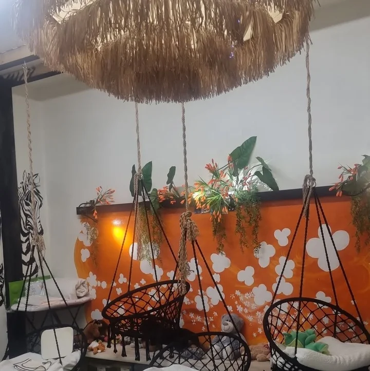 Grafika promocyjna wydarzenia Mikołajki dla maluchów (1–3) — spotkanie informacyjne nowego żłobka w Pruszkowie