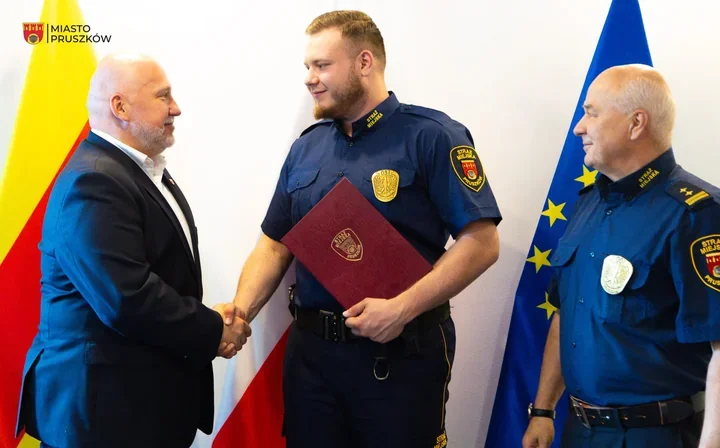 Strażnik z Pruszkowa zatrzymał napastnika z nożem. Prezydent nagrodził odwagę
