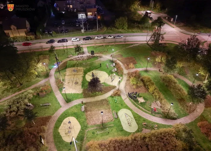 Nowe światła na skwerze przy Długosza. Inwestycja kosztowała ponad 109 tys. zł