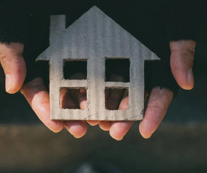 Mróz zagraża bezdomnym - jak pomagać i dokąd kierować osoby bez dachu nad głową w Pruszkowie