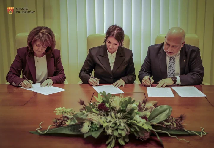 Dawna kasa biletowa EKD przechodzi na rzecz miejskiej Książnicy - zabytkowy budynek odzyska blask