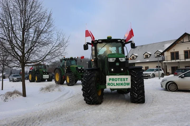 Protest rolników utrudnia ruch na drodze 719 - kolumna ruszyła z Parzniewa