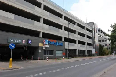 Nocne prace przy parkingu P&R w Pruszkowie. Wjazd na wyższe poziomy chwilowo niemożliwy