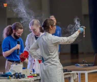 Chemia wyszła z podręczników. 600 ósmoklasistów eksperymentowało
