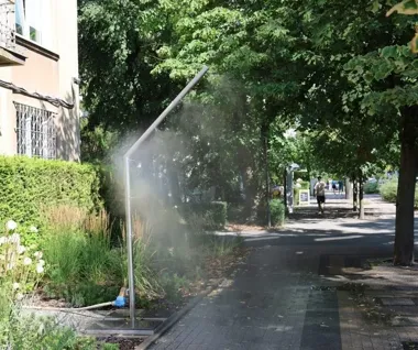 Kurtyny wodne wróciły na ulice Pruszkowa. Wandale znów je niszczą