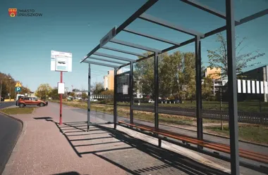 Nowe wiaty na przystankach Akacjowa i Jasna, ale montaż napotkał przeszkodę