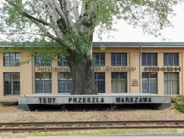 Grafika promocyjna wydarzenia Obchody Dnia Pamięci Więźniów Obozu Dulag 121 i Niosących Im Pomoc