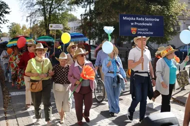 Ponad 200 studentów i barwna parada. Seniorzy wyszli na ulice Pruszkowa