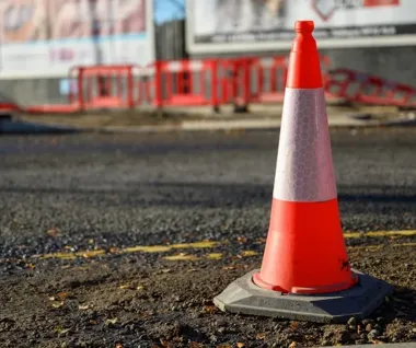 Awaria na ul. ks. R. Indrzejczyka. Ekipy pracują na miejscu