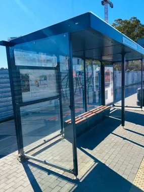 Siedemnaście nowych szyb w pruszkowskich wiatach. Naprawa kosztowała prawie 40 tys. zł