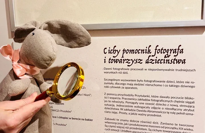 Dzieci sprzed wieku patrzą ze zdjęć - lekcja historii w Pruszkowie