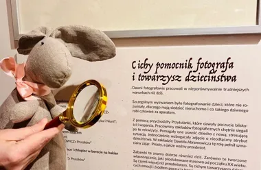 Dzieci sprzed wieku patrzą ze zdjęć - lekcja historii w Pruszkowie