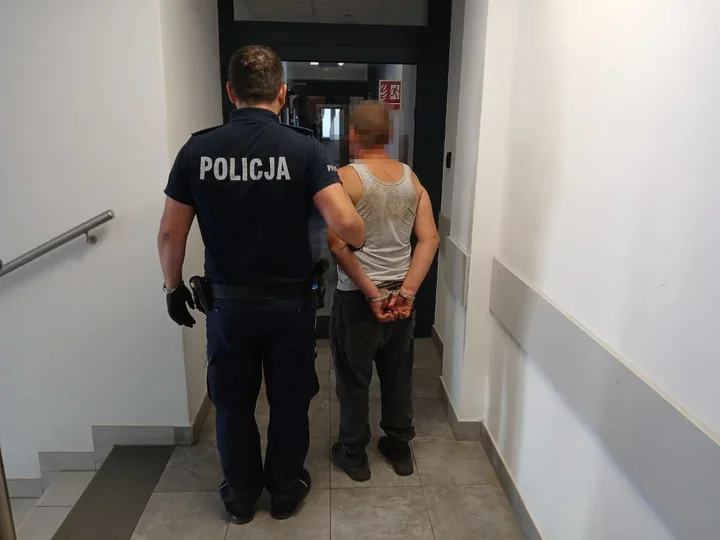 Dzielnicowy przerwał włamanie w Pruszkowie. 52-latek miał już spakowane łupy