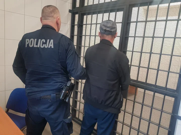 Kolizja na czerwonym w Jankach odsłoniła zakaz, ubezpieczenie i sąd