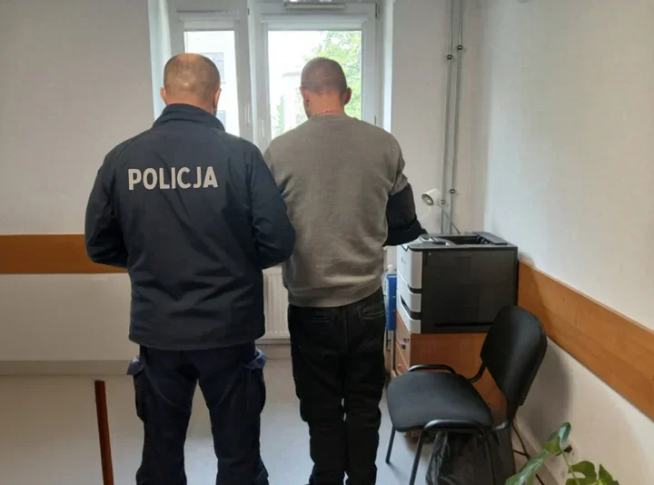W Pruszkowie złamał nakaz i zakaz - policja zatrzymała go na posesji