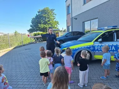 Najmłodsi za kierownicą radiowozu. Policjantka odwiedziła żłobek w Pruszkowie