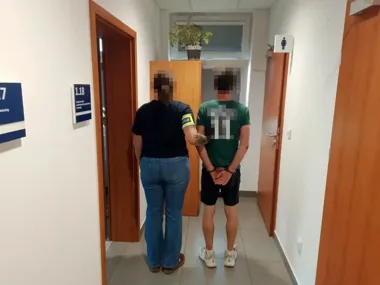 Susz i biała substancja. 46-latek zatrzymany przez policjantów z Raszyna
