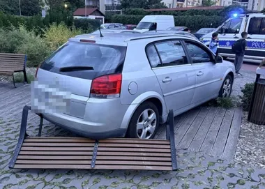 Uderzał samochodem w ławkę. 45-latek miał blisko 2,5 promila