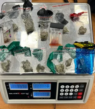 Nerwowy ruch na ulicy Pruszkowa - 21-latek wpadł z narkotykami