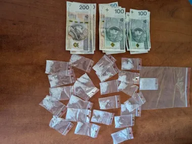 Trzy narkotyki u 44-latka z Pruszkowa - policja zabezpieczyła też gotówkę