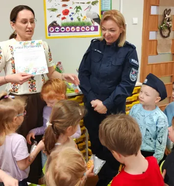 Policjanci z Pruszkowa weszli do przedszkola z lekcją, która zostaje na lata