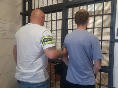 Pracownik wynosił towar z magazynu. W lombardzie zdobył 12 tys. zł