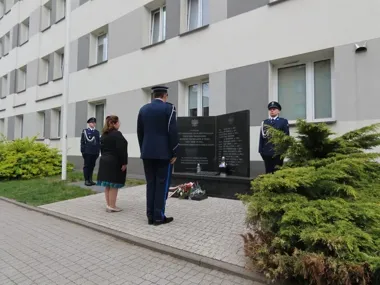 Kwiaty pod komendą w Pruszkowie przypomniały o policjantach z 1939 roku