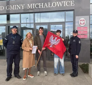 Policja stanęła przed urzędem i ruszyła po nowych funkcjonariuszy