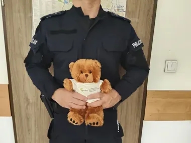 Pluszowe misie z numerem 116 111 trafiły do dzieci po interwencjach policji