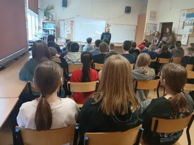 W Piastowie policjantka mówiła o hejcie i hulajnogach, uczniowie dopytywali