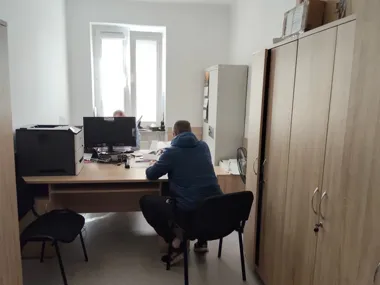 Dwie paczki kawy i jedno pchnięcie - tak skończyła się sklepowa kradzież